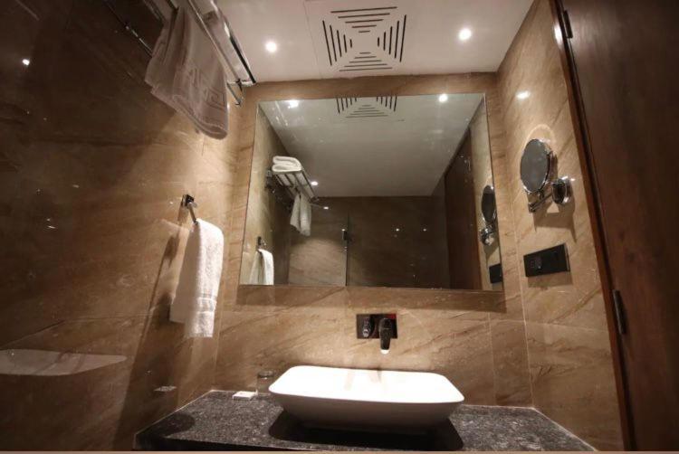 Pinnacle Grand Hotel อาเมดาบัด ภายนอก รูปภาพ