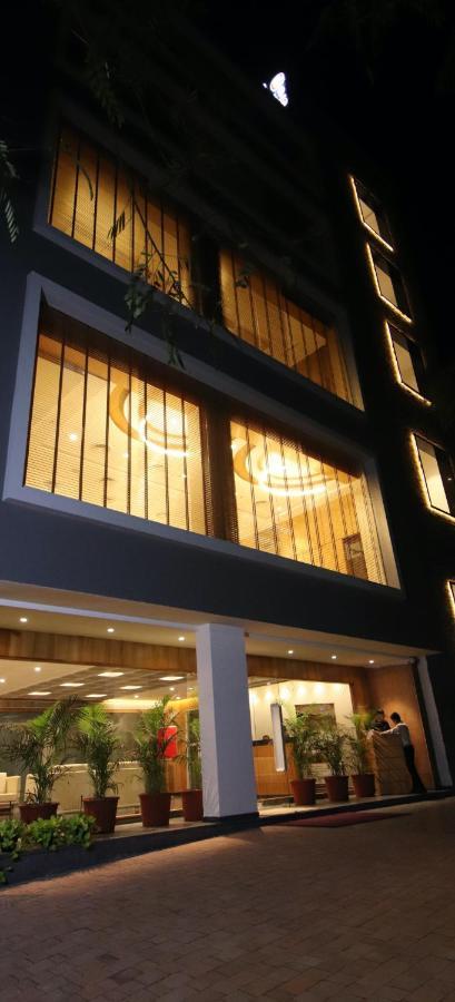 Pinnacle Grand Hotel อาเมดาบัด ภายนอก รูปภาพ