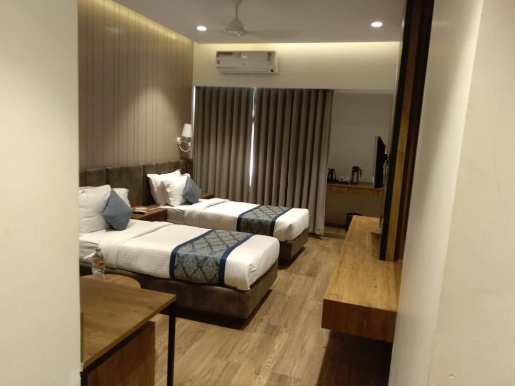 Pinnacle Grand Hotel อาเมดาบัด ภายนอก รูปภาพ